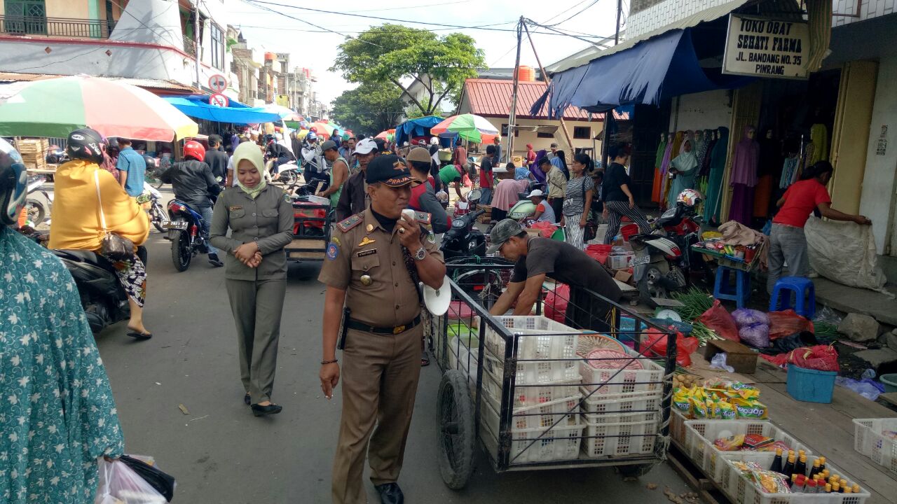 Gunakan Badan Jalan sebagai Tempat Jualan, Satpol PP Pnrang Tertibkan Para Pedagang