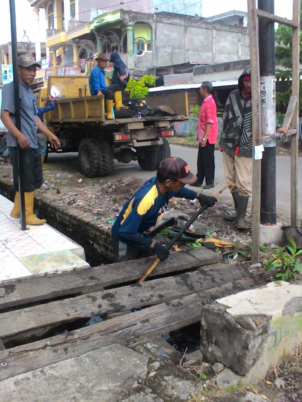 Hindari Genangan, Dinas Lingkungan Hidup Pinrang Bersihkan Drainase