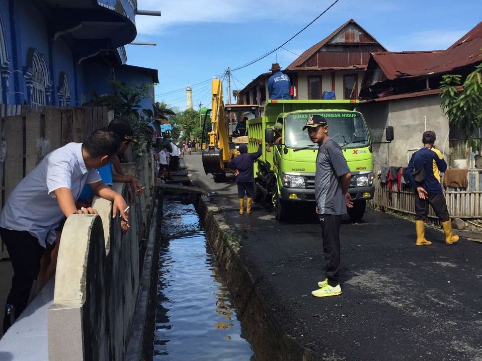 Lurah Jaya Inisiasi Warga Untuk Membersihkan Drainase