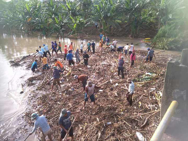 Warga Pammase Bahu Membahu Bersihkan Saluran Dari Material Sampah