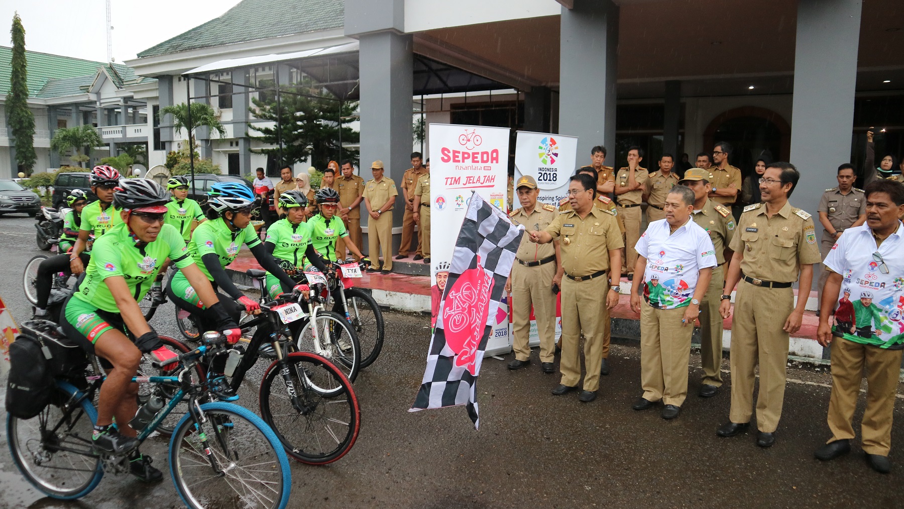 Bupati Pinrang Lepas Tim Sepeda Jelajah Nusantara