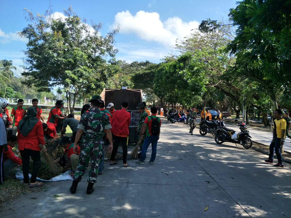 Camat Paleteang Motori Kegiatan Bersih – Bersih Seputaran Stadion