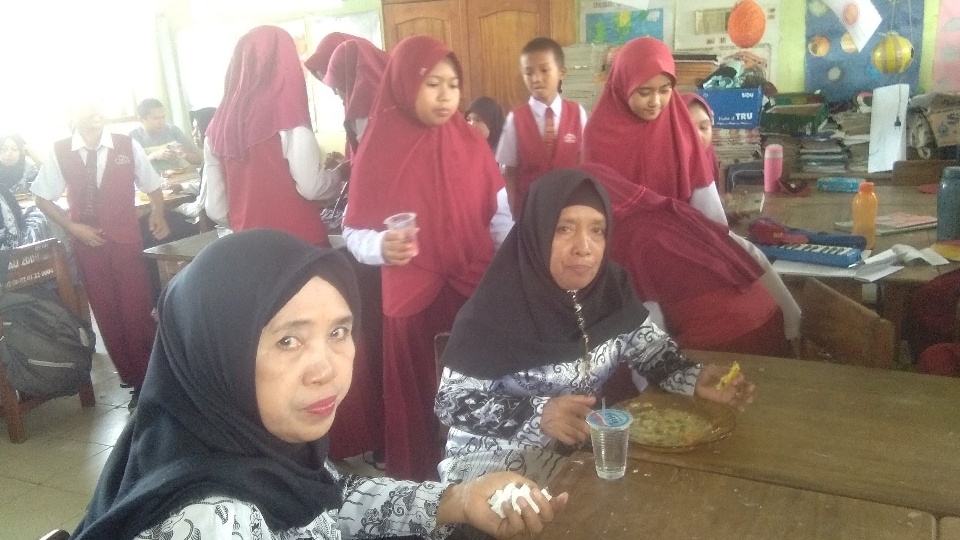 Rayakan Hari Guru, Siswa SDN 161 Pinrang Suapi Guru Mereka