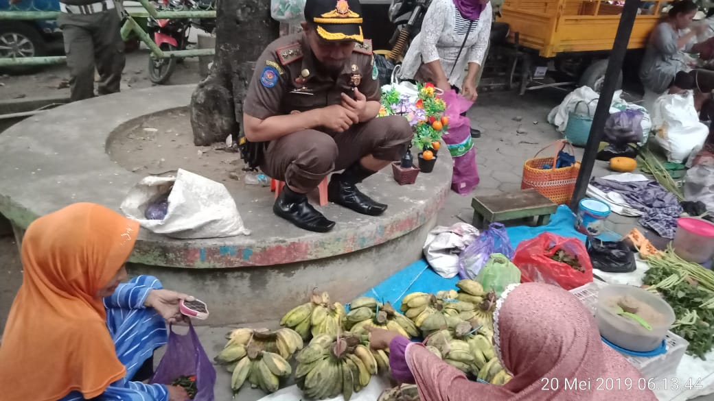 Satpol PP Himbau Pedagang Menggelar Dagangan Di Tempat Yang Semestinya