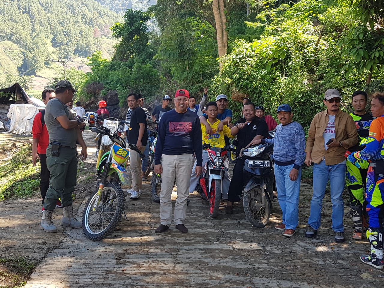 Bupati Pinrang Tinjau Titik Longsor dan Perintahkan Penanganan Dengan Cepat