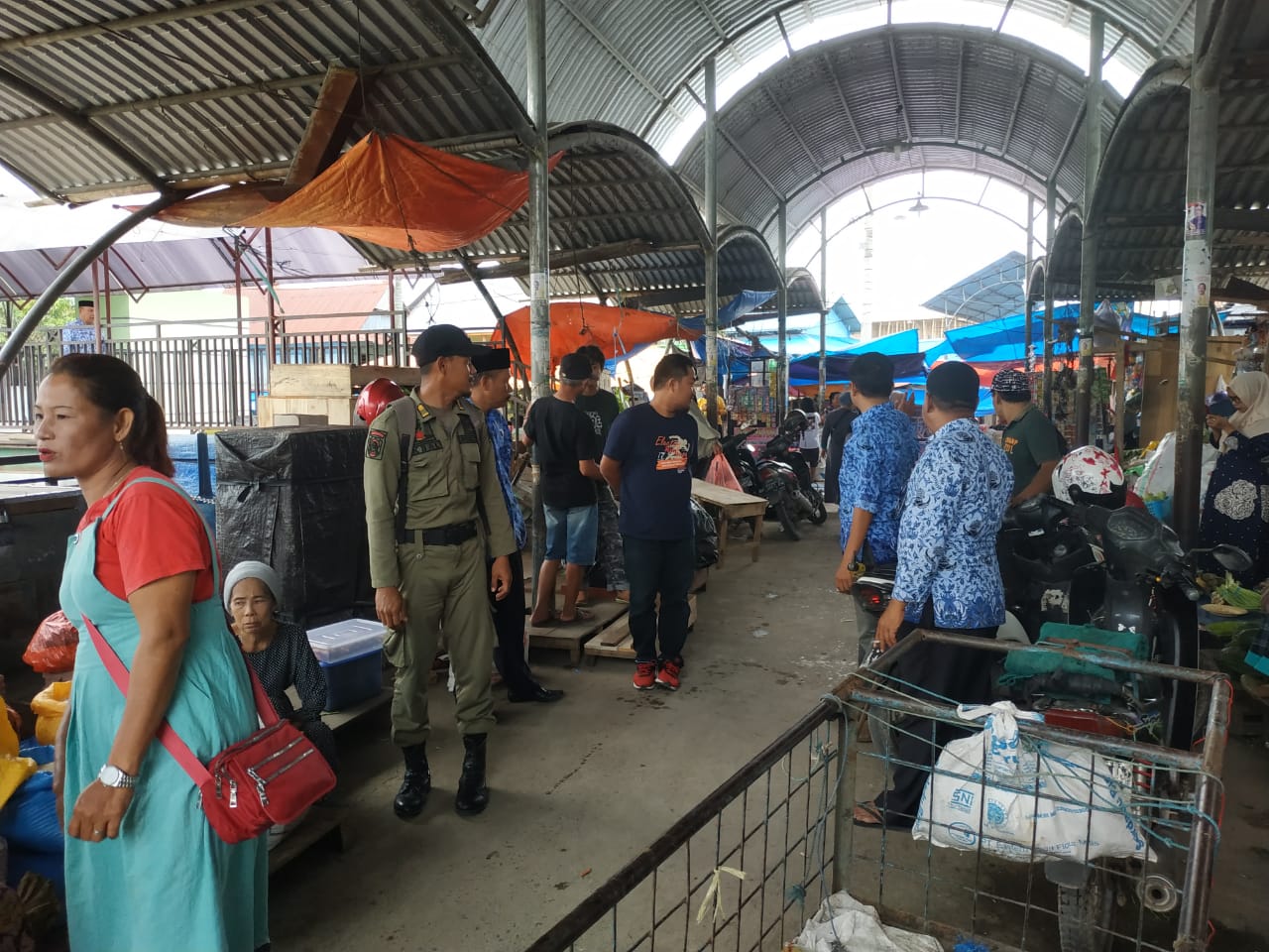 Setelah Pasar Sentral, Satpol PP Pinrang Tertibkan Pasar Sore Kampung Djaya