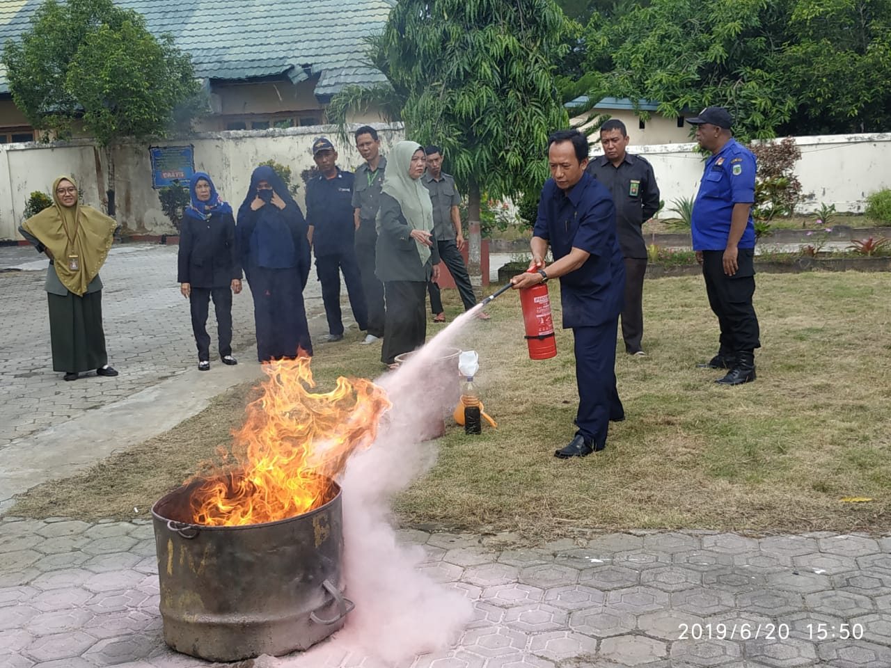 Pemadam Kebakaran Pinrang Gelar Simulasi Penanggulangan Kebakaran