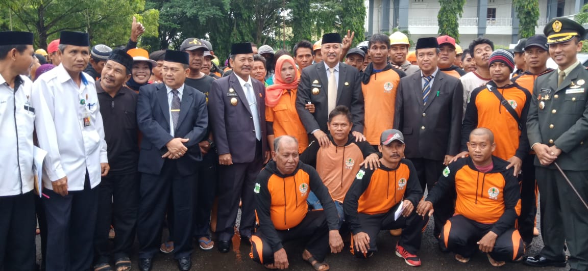 Bupati Pinrang Serahkan Paket Lebaran Kepada 250 Tenaga Kebersihan