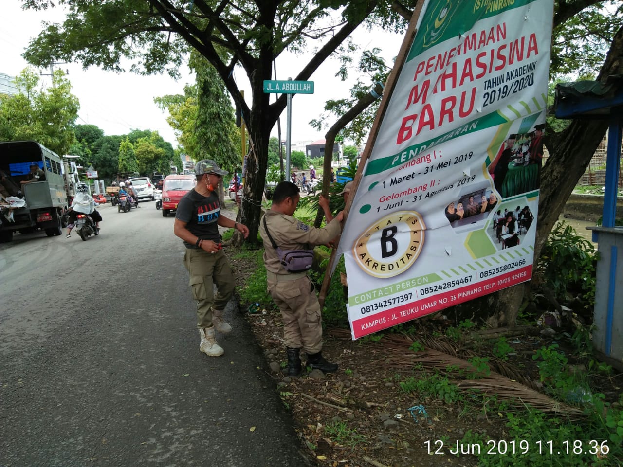 Tim Gabungan Pemkab Pinrang Mulai Tertibkan Reklame Tak Berijin