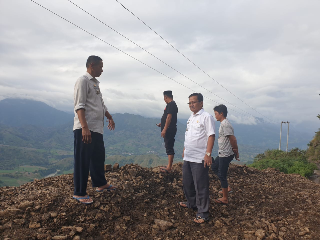 Wabup Pinrang Kunjungi Lokasi Longsor, Perintahkan Penanganan Cepat dilakukan