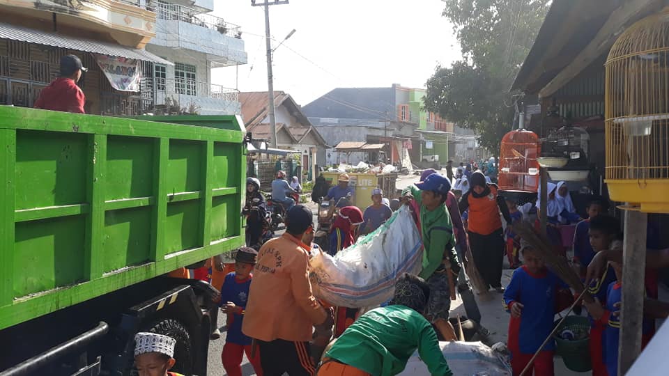 Bupati, Wabup, Ketua Tim Penggerak PKK Hingga Anak Sekolah Laksanakan Gerakan Jum’at Bersih