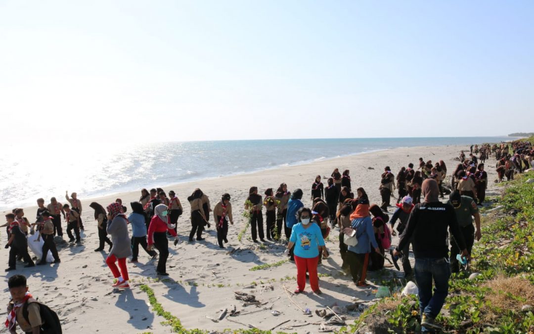 Dibantu Beberapa Komunitas, Forum Kabupaten Sehat Bersihkan Pantai