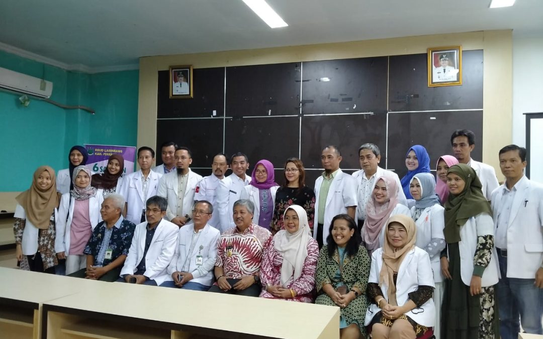 Bupati Pinrang Bercengkarama Dengan Tenaga Dokter RSU Lasinrang