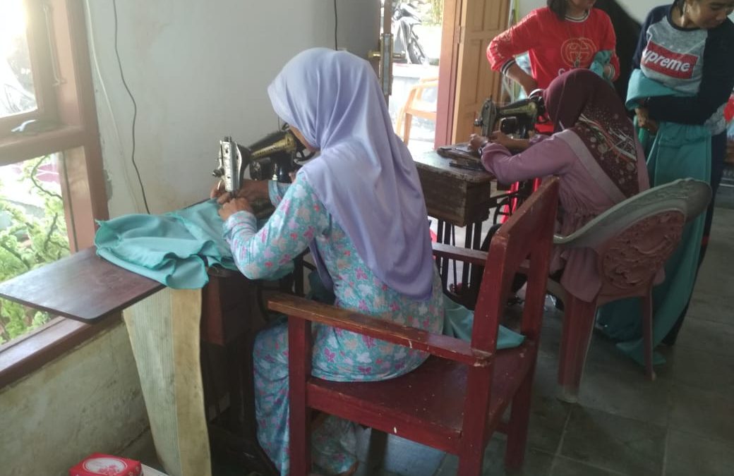 Warga Tellumpanua Kecamatan Suppa, Produksi Masker Kain Untuk Dibagikan