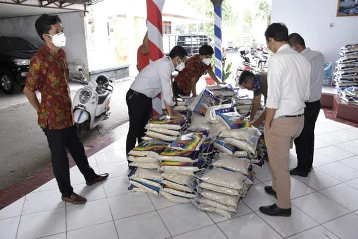 Bupati Terima Bantuan Untuk Disalurkan Kepada Warga Terdampak Covid-19