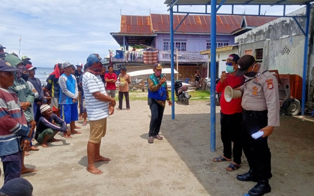 Puluhan ABK Berlabuh, Pemerintah Kecamatan Cek Suhu Tubuh dan Lakukan Penyemprotan Disinfektan