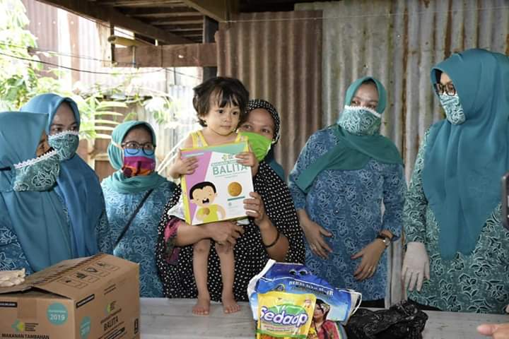 Percepatan Pencegahan Stunting, Ketua TP PKK Pinrang Kembali Berikan Bantuan