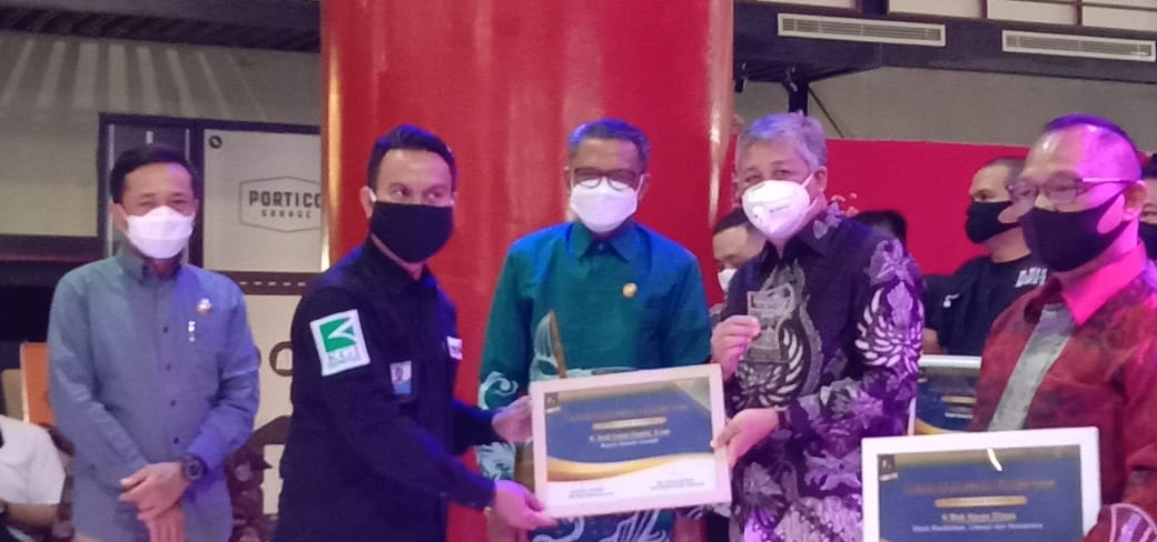 Bupati Pinrang Terima Penghargaan dari Kabar Group Makassar