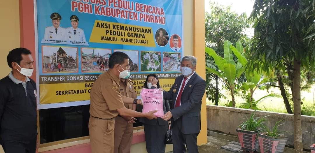 Bupati Pinrang Terima Bantuan Dari PGRI Pinrang Untuk Korban Gempa Sulbar