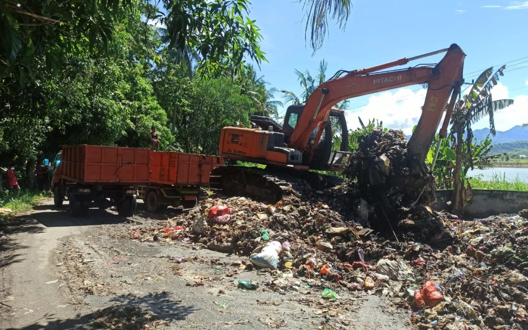 Dinas PerkimLH Bersihkan Sampah Menumpuk Di Jalan Poros Maroneng