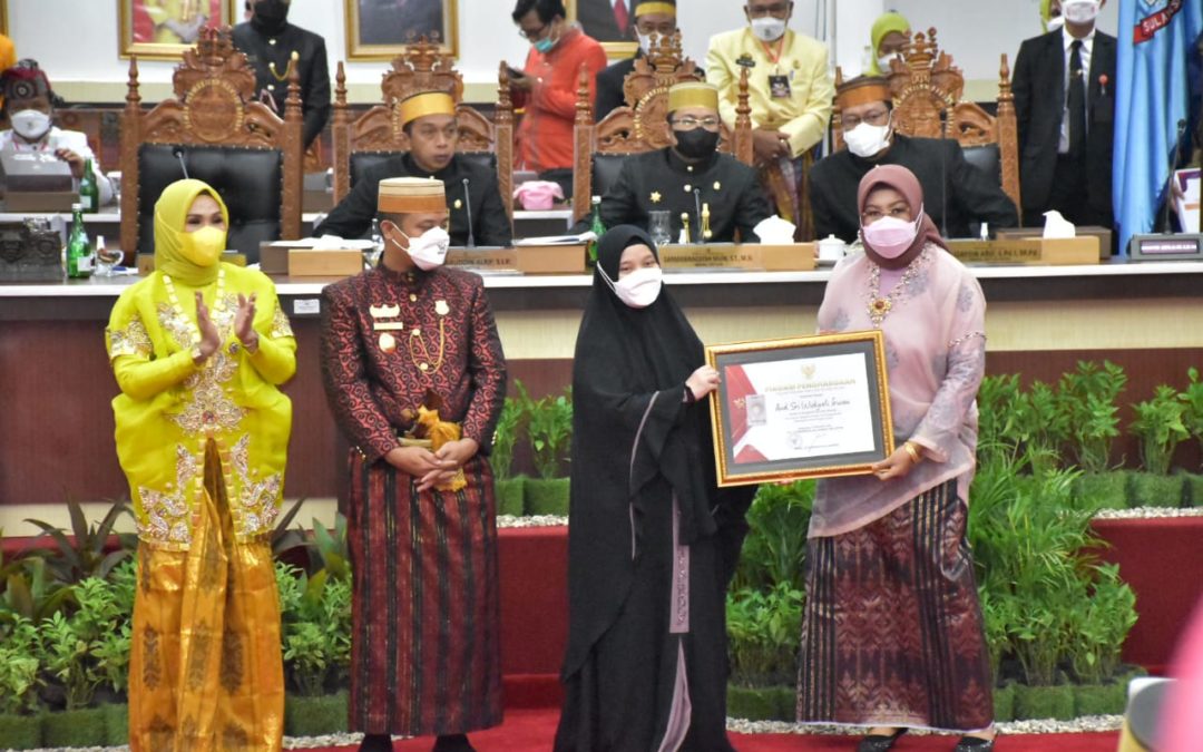 Puncak HUT Sulsel, Ketua TP PKK Pinrang Terima Penghargaan