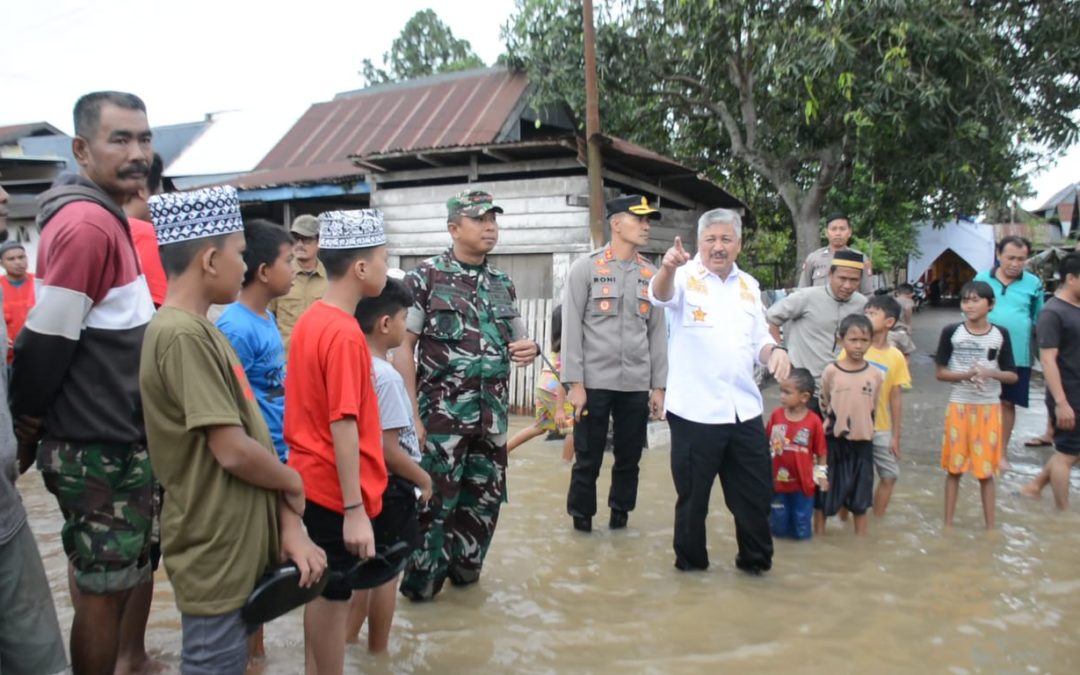 Bupati Pinrang, Dandim dan Kapolres Meninjau Bencana Banjir di kota Pinrang
