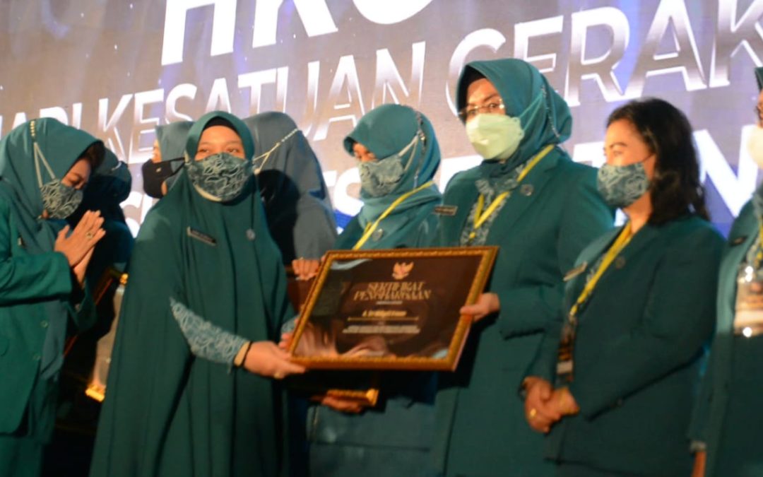 Puncak HKG ke-50, Ketua TP PKK Pinrang Terima Penghargaan