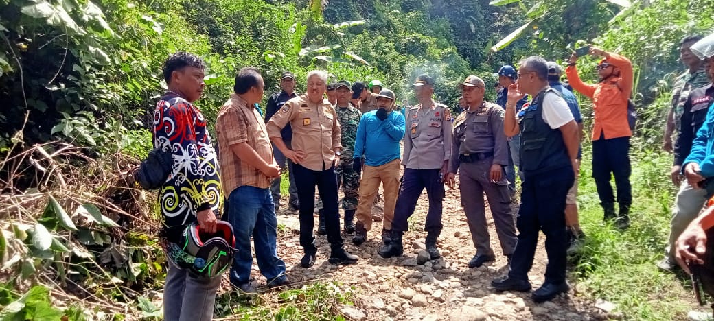 Bupati Pinrang Kunjungi Titik Longsor di Kecamatan Lembang