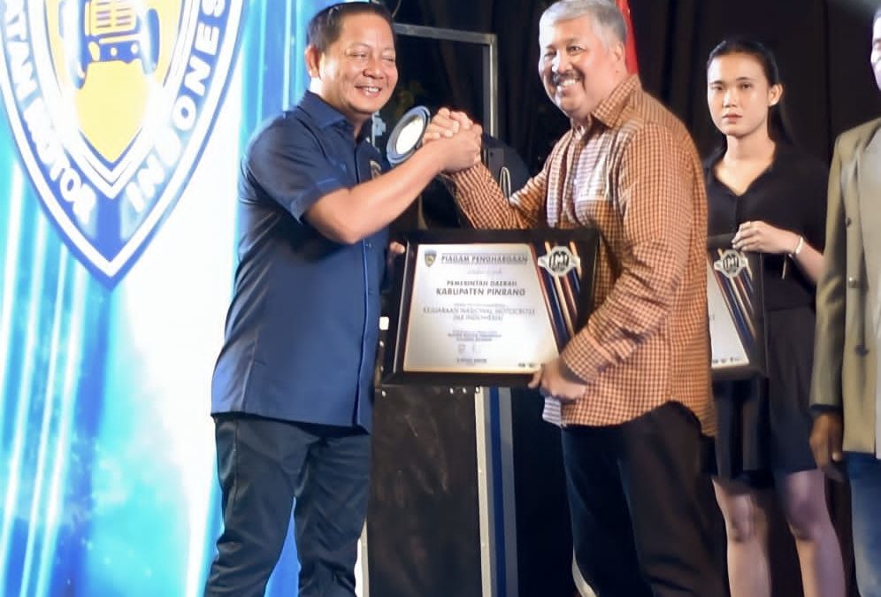 Bupati Pinrang Terima Penghargaan Dari IMI Sulsel