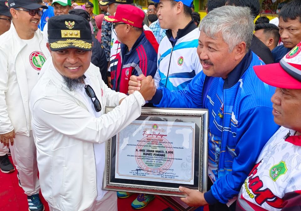 Bupati Pinrang Terima Penghargaan Pada Pembukaan Porseni PGRI