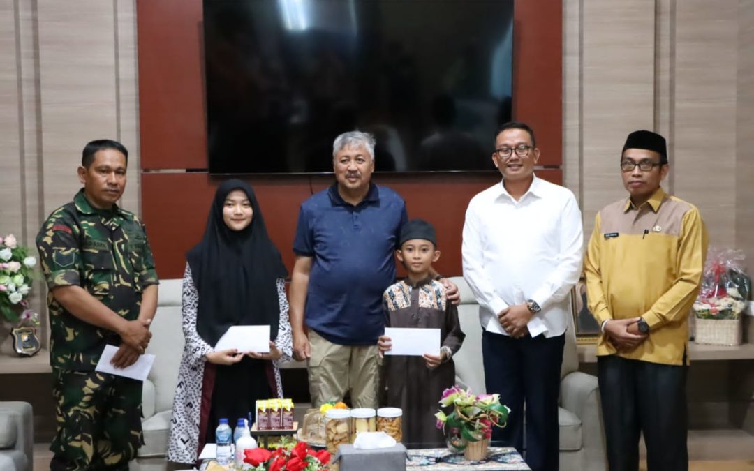 Bupati Pinrang Serahkan Hadiah Uang Pembinaan Bagi Juara Lomba Tahfiz