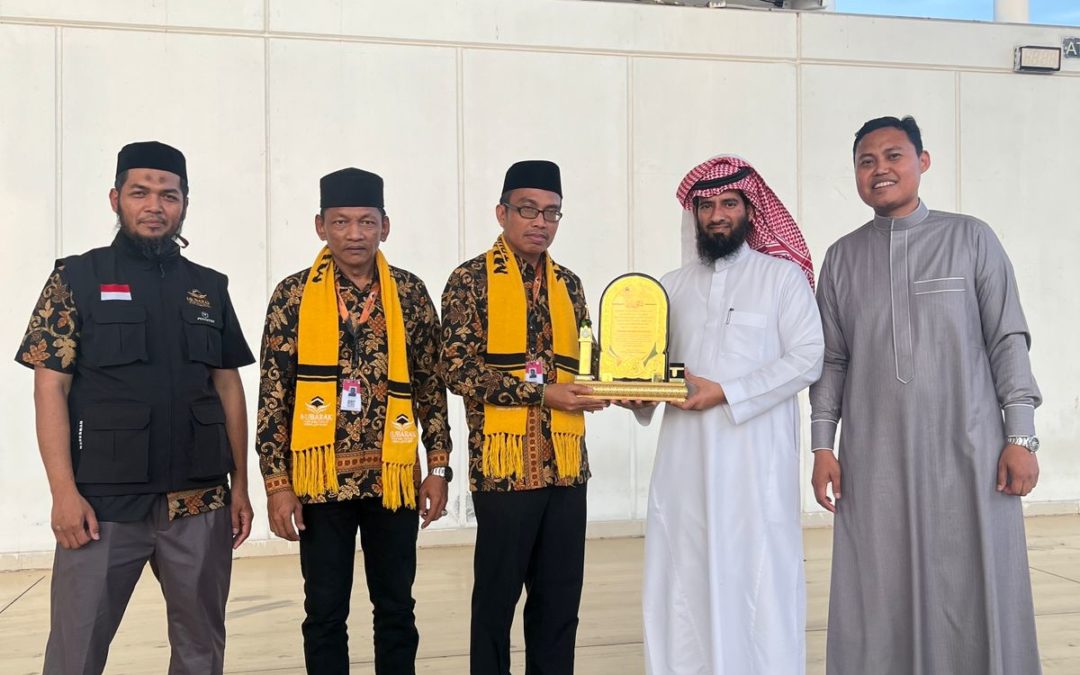 Bupati Pinrang Terima Penghargaan Dari 2 Perusahaan Penyelenggara Perjalanan Haji dan Umroh