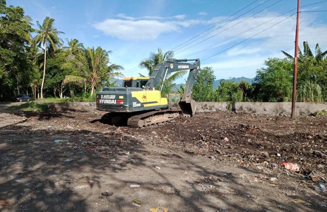 Dinas Perkim LH Bersihkan Sampah Menggunung di Jalan Poros Bungi – Maroneng