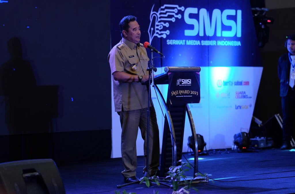 Kadis Kominfosandi Wakili Bupati Pinrang Terima Penghargaan SMSI Award