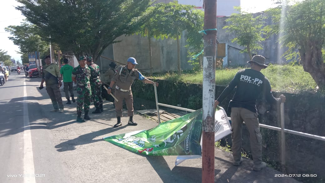 Satpol PP Pinrang Lakukan Penertiban Atribut Kampanye yang Melanggar Regulasi