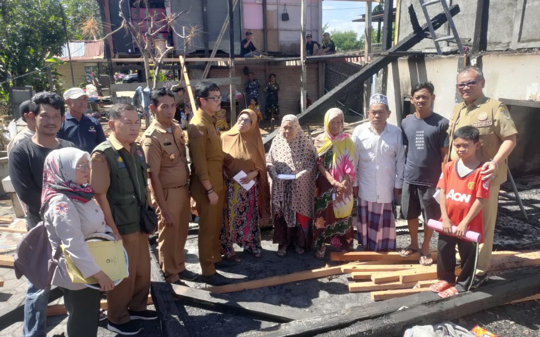 Sekda Pinrang Salurkan Bantuan Tunai kepada Korban Kebakaran di Rubae