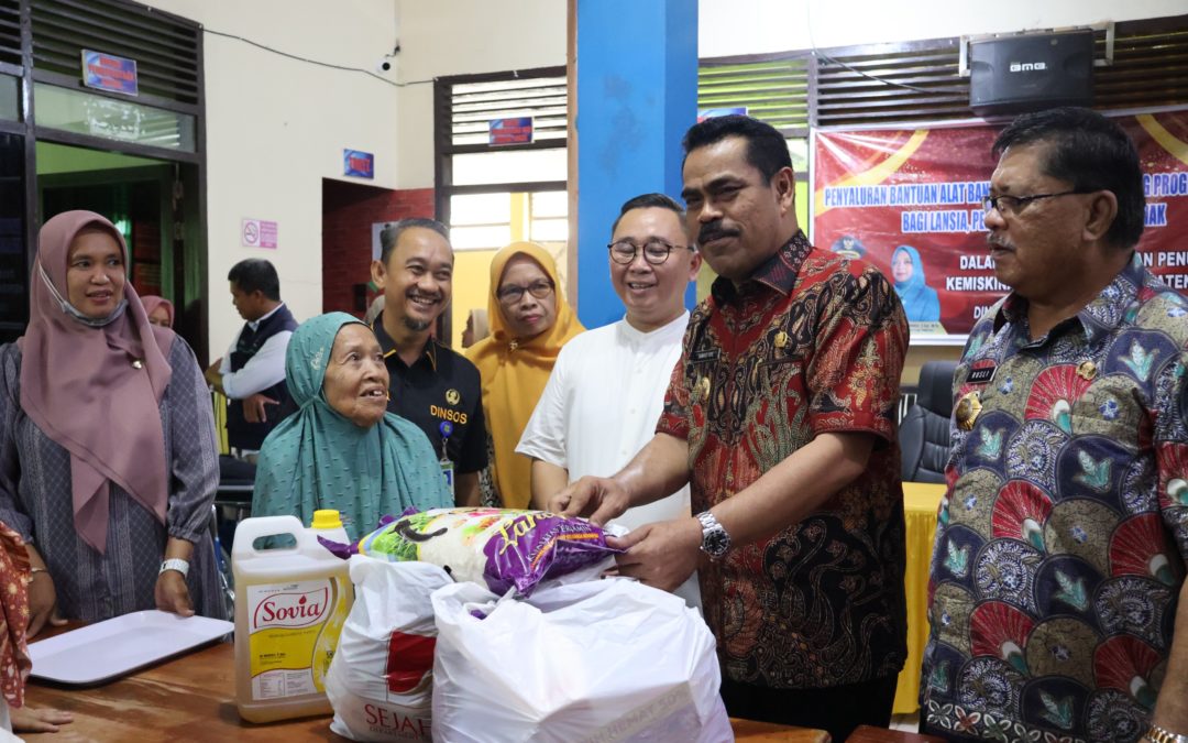 Pj. Bupati Pinrang Serahkan Bantuan Sosial untuk Lansia, Penyandang Disabilitas, dan Anak dalam Program Atensi