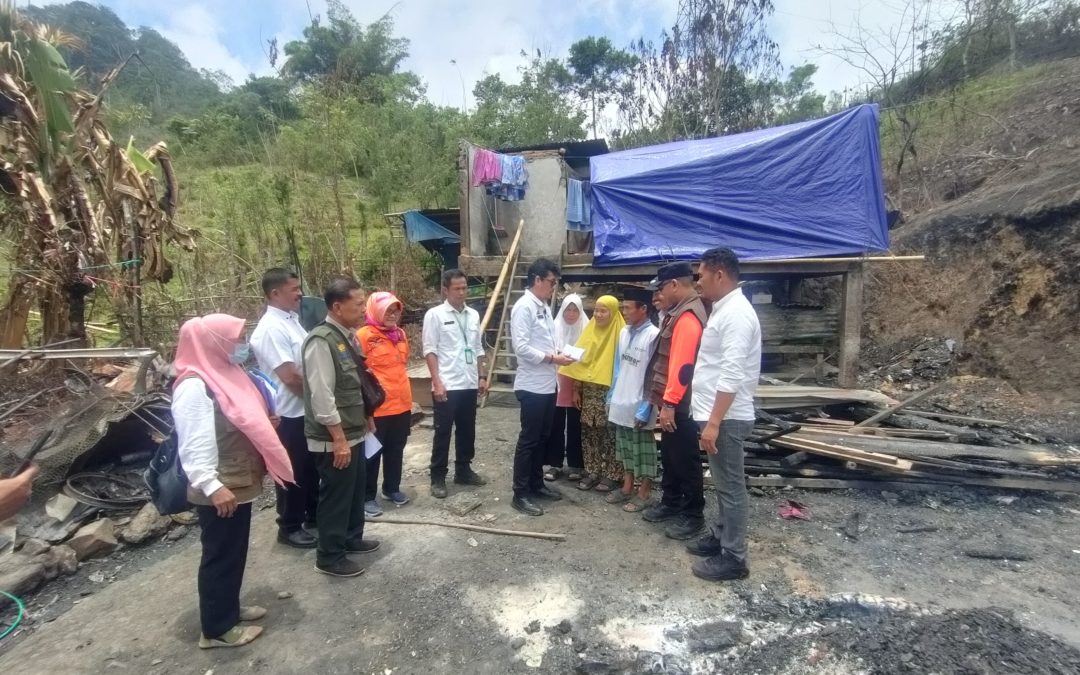 Sekda Pinrang Serahkan Bantuan kepada Korban Kebakaran di Salimbongan