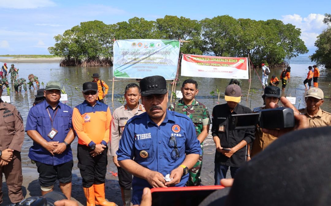 Pj. Bupati Pinrang Tanam Mangrove Bersama Forkopimda di Pesisir Pantai Desa Paria