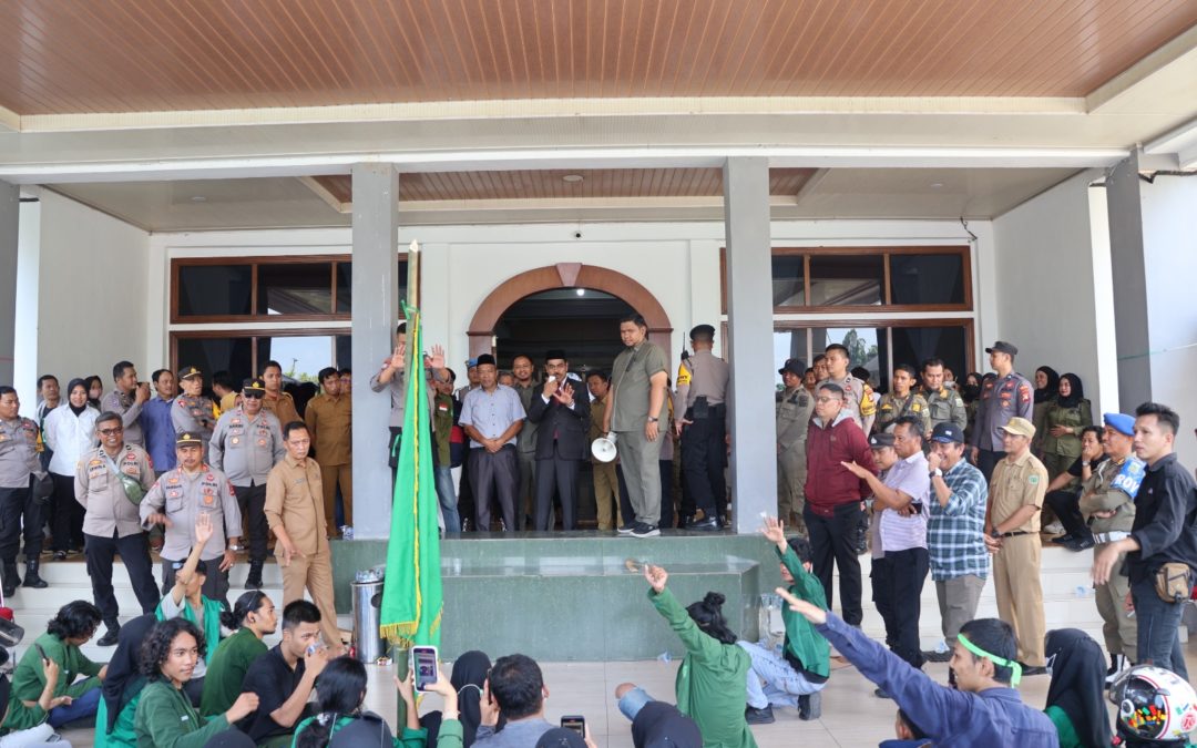 Pj. Bupati Pinrang Temui Langsung Mahasiswa yang lakukan Aksi Demo, Tegaskan Peran Pemerintah Dalam Melayani Masyarakat