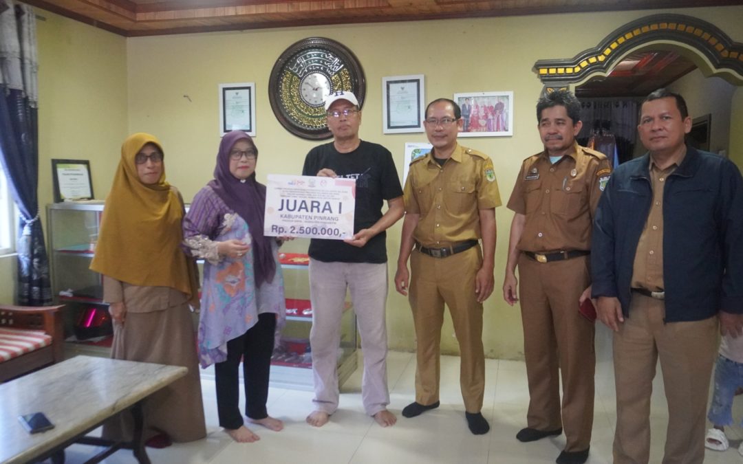 Pj. Ketua Dekranasda Pinrang DR. Uswatun Hasanah Serahkan Penghargaan kepada Pengrajin Berprestasi di Ajang Lomba Produk Kriya Sulawesi Selatan